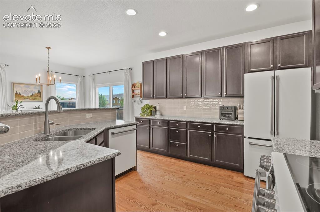 Image 15 of 50: Kitchen