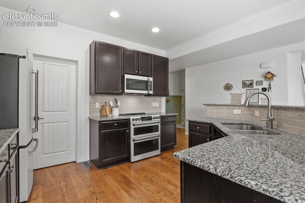 Image 16 of 50: Kitchen