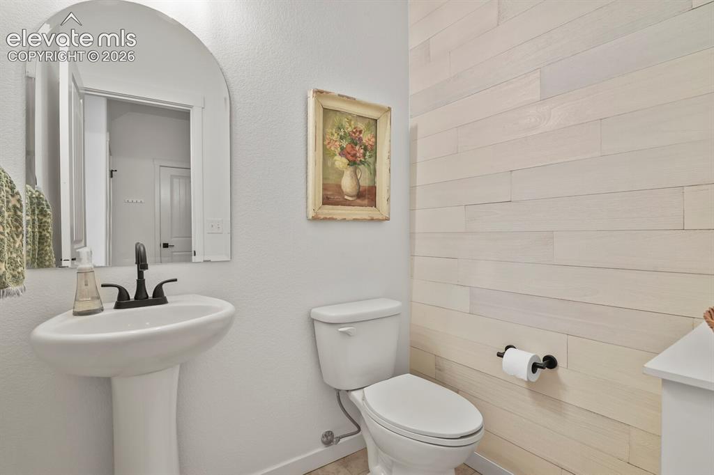 Image 18 of 50: Bathroom