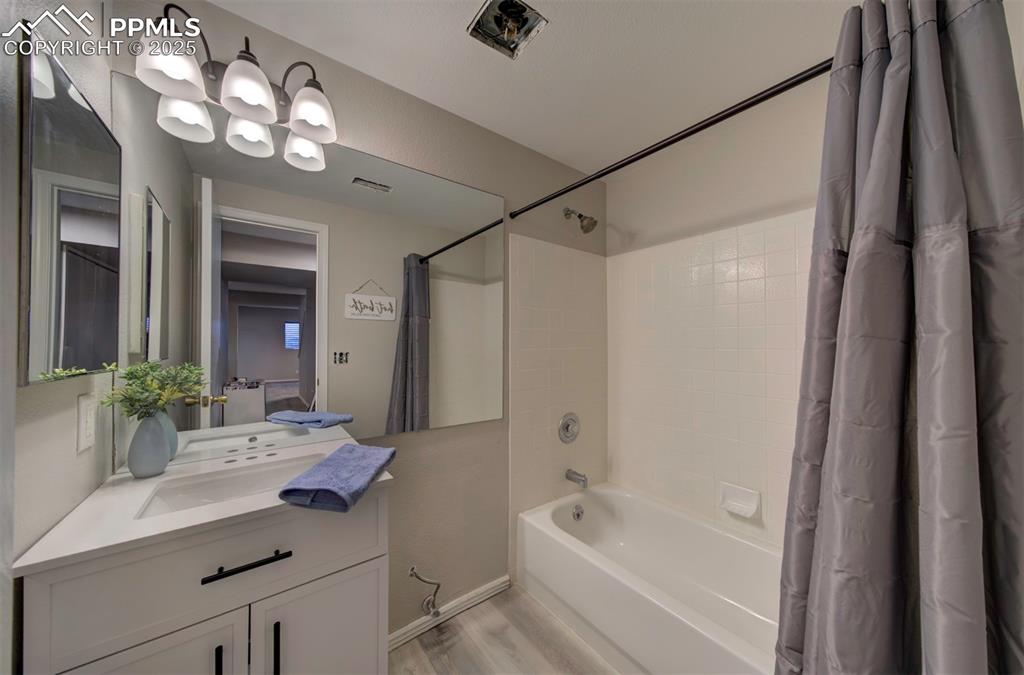 Image 10 of 25: Bathroom