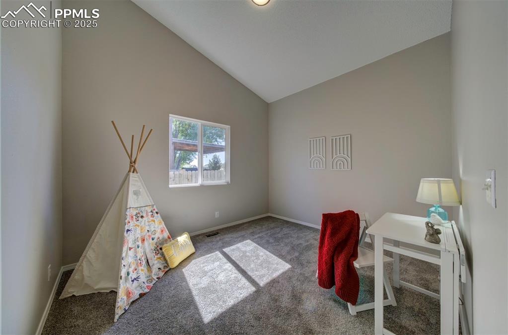 Image 11 of 25: Bedroom