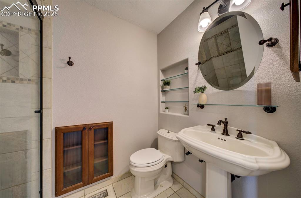 Image 13 of 25: Bathroom