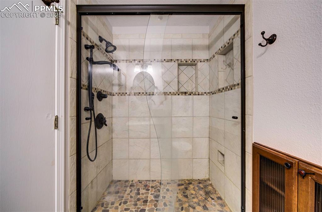 Image 14 of 25: Bathroom