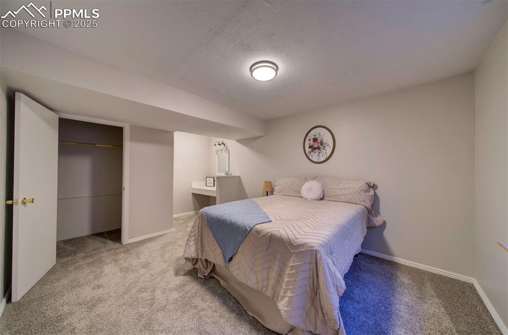 Image 19 of 25: Bedroom