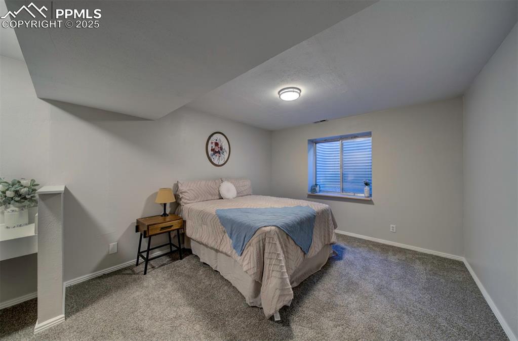 Image 20 of 25: Bedroom