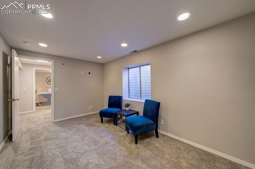 Image 21 of 25: Sitting Room