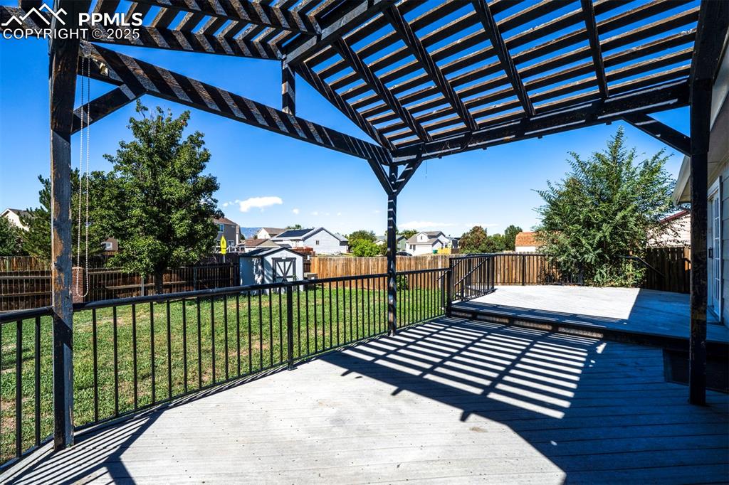 Image 22 of 25: Patio