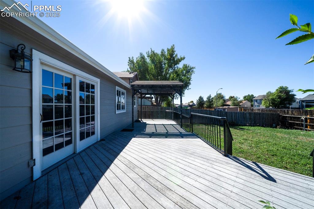 Image 23 of 25: Deck