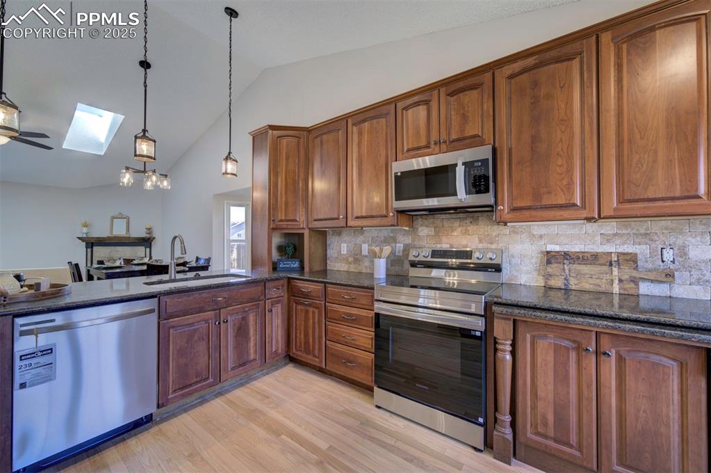 Image 4 of 25: Kitchen