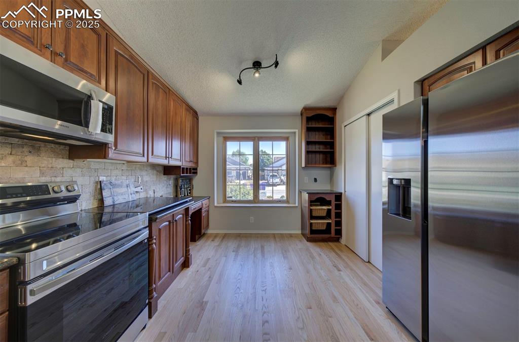 Image 5 of 25: Kitchen