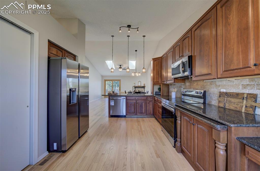 Image 6 of 25: Kitchen