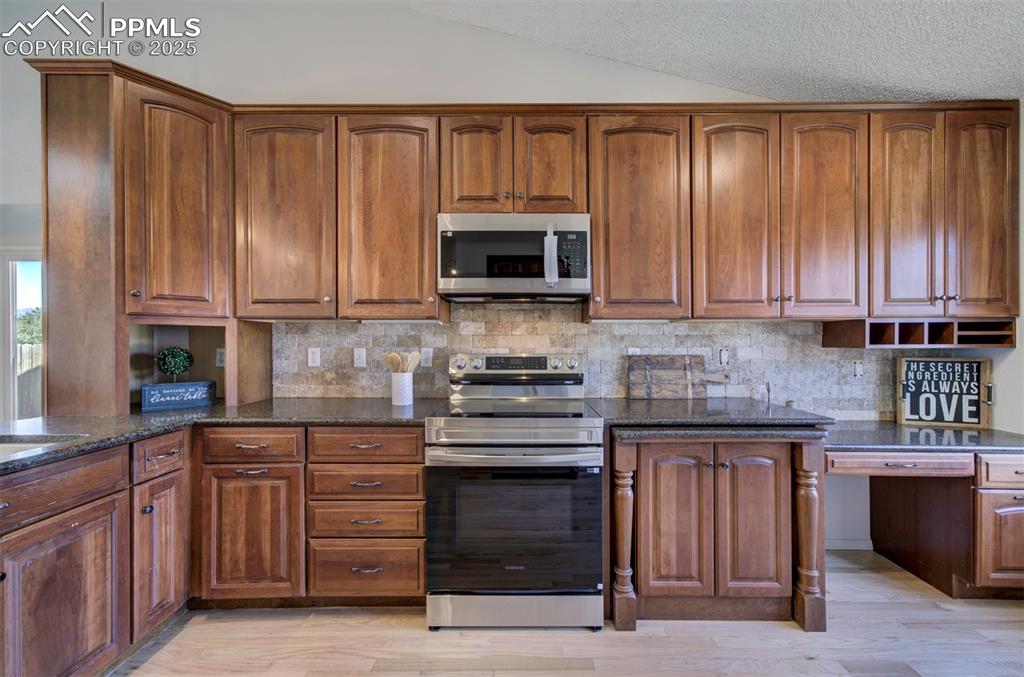 Image 7 of 25: Kitchen