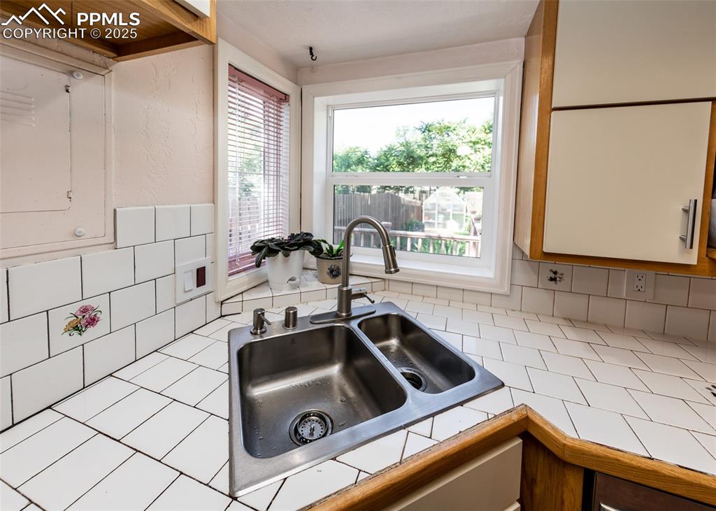 Image 10 of 29: Kitchen