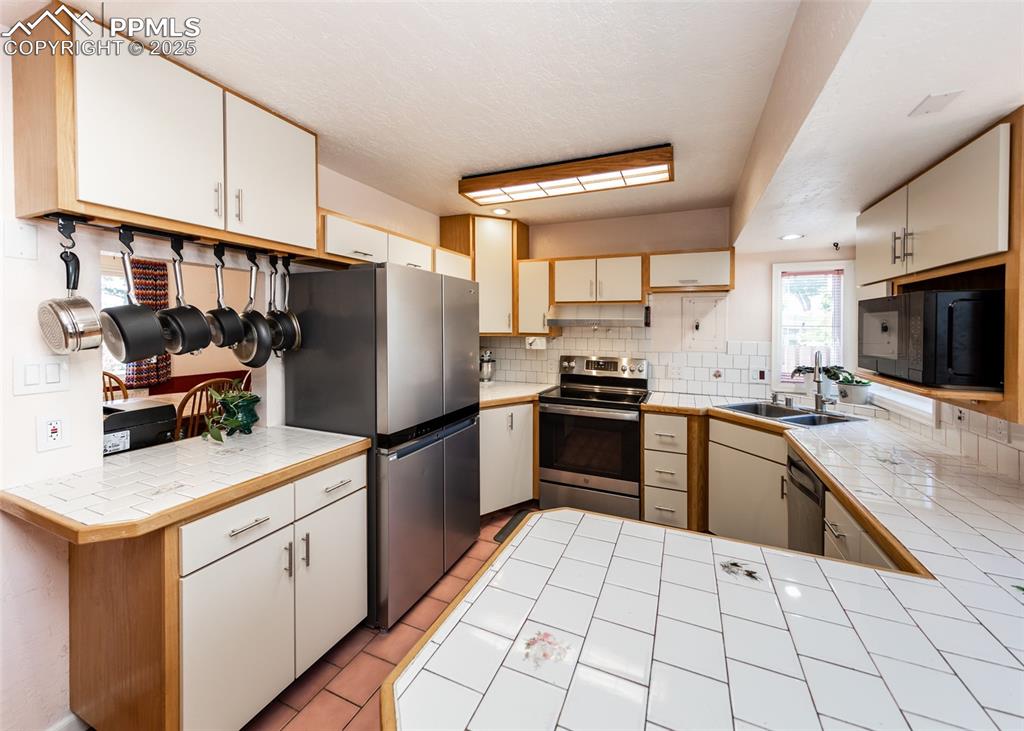 Image 11 of 29: Kitchen
