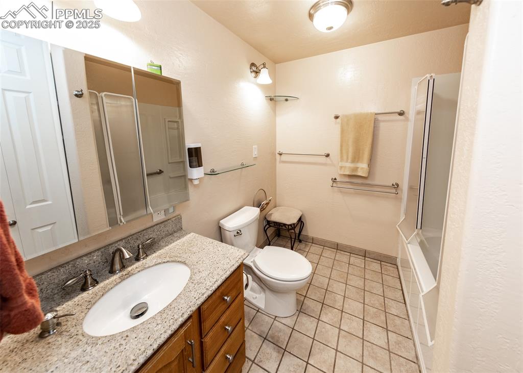 Image 15 of 29: Bathroom