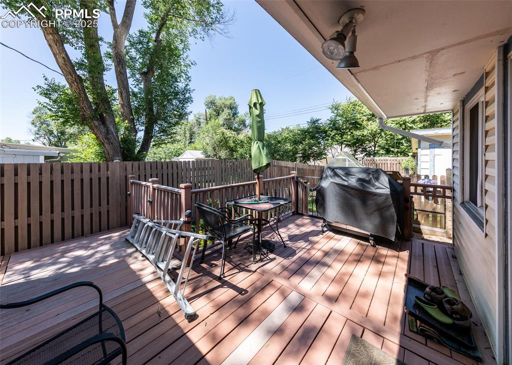 Image 22 of 29: Deck