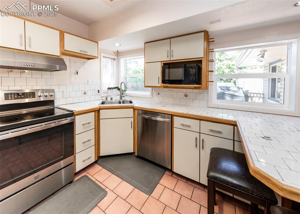 Image 9 of 29: Kitchen