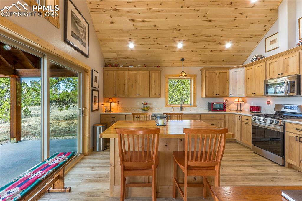 Image 10 of 35: Kitchen