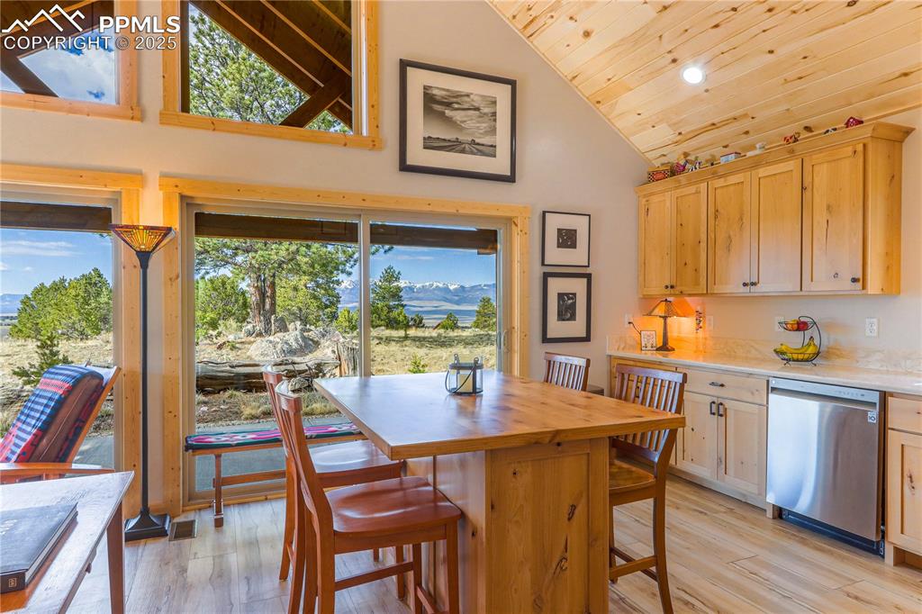 Image 13 of 35: Dining Area