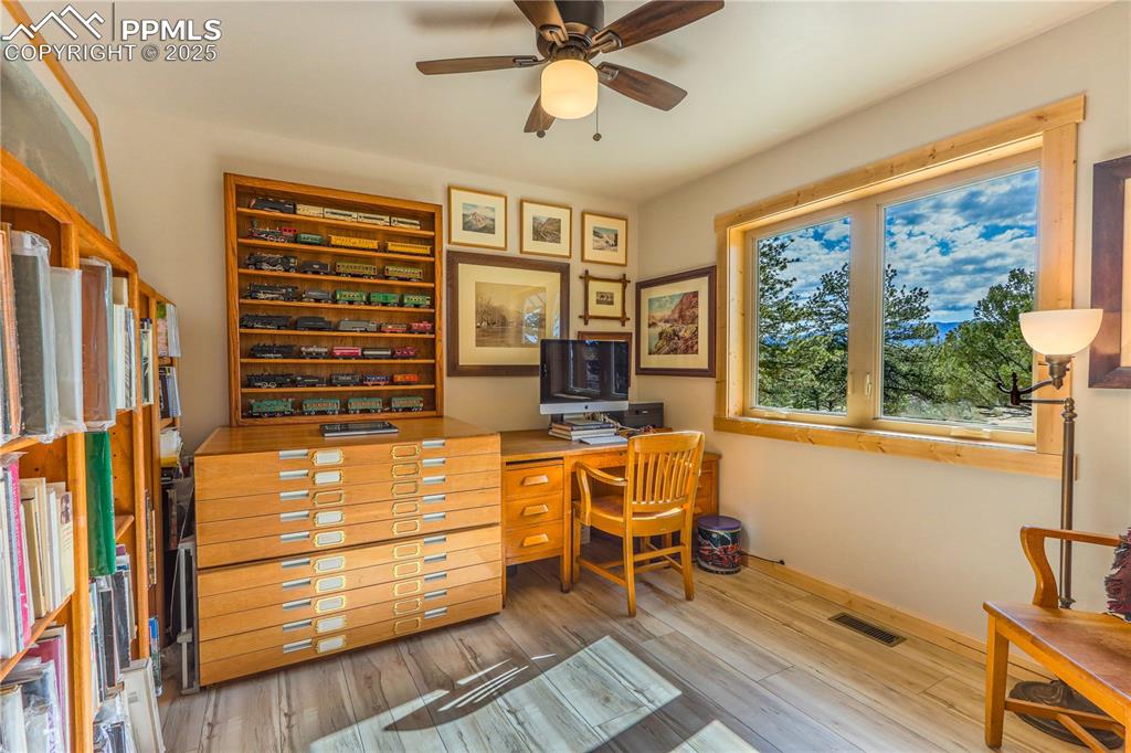 Image 23 of 35: Bedroom