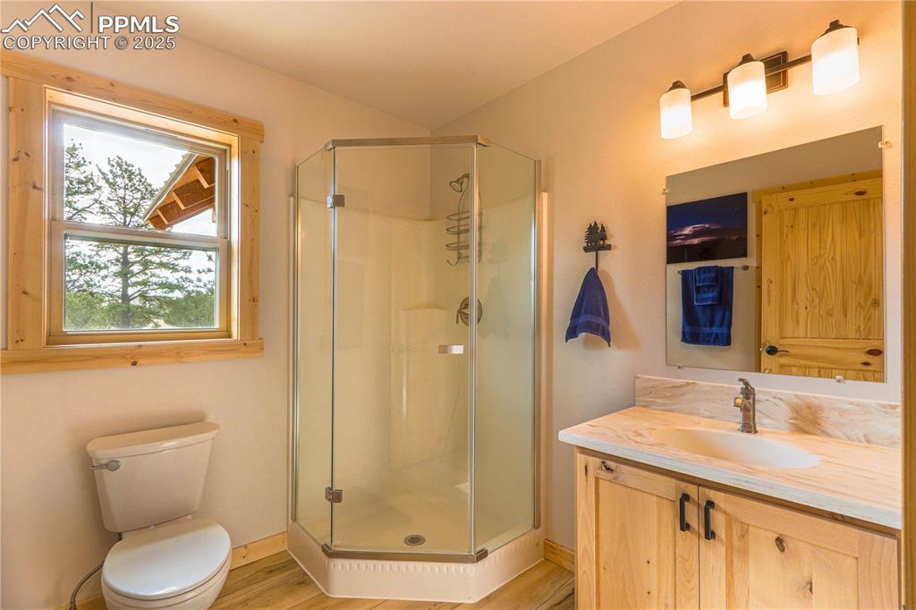 Image 24 of 35: Bathroom