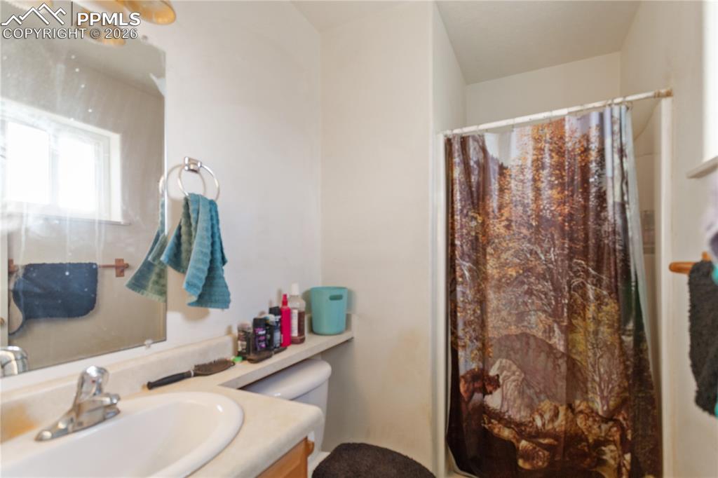 Image 10 of 16: Bathroom