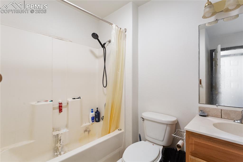 Image 11 of 16: Bathroom