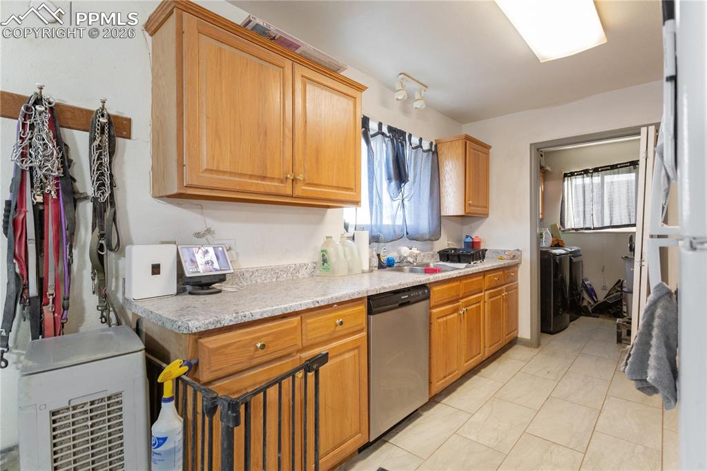 Image 14 of 16: Kitchen