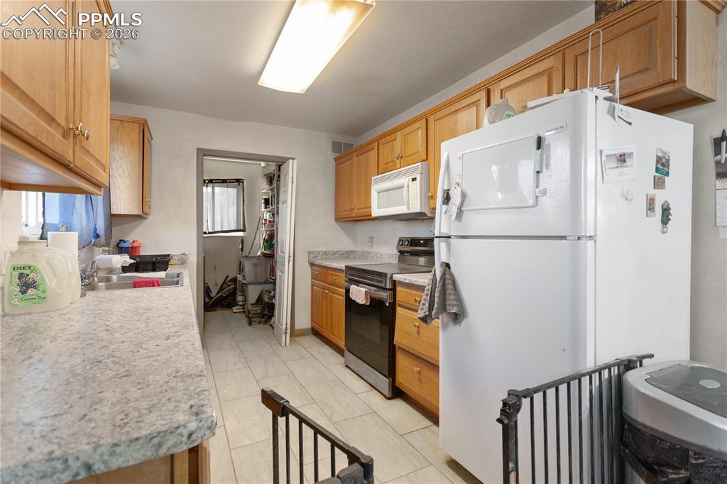 Image 15 of 16: Kitchen