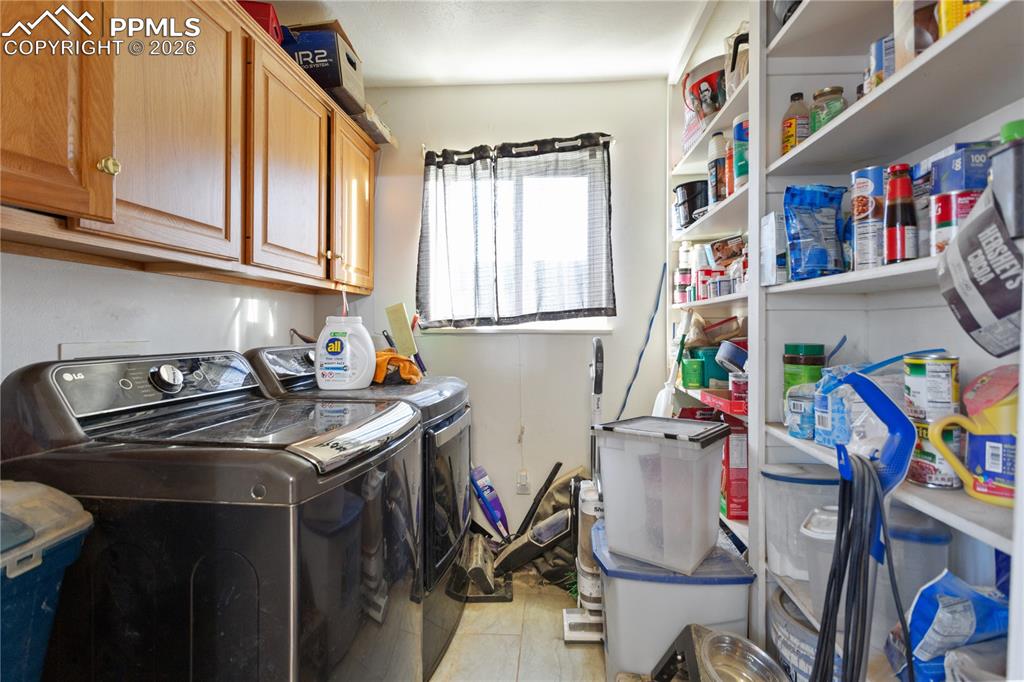 Image 16 of 16: Laundry