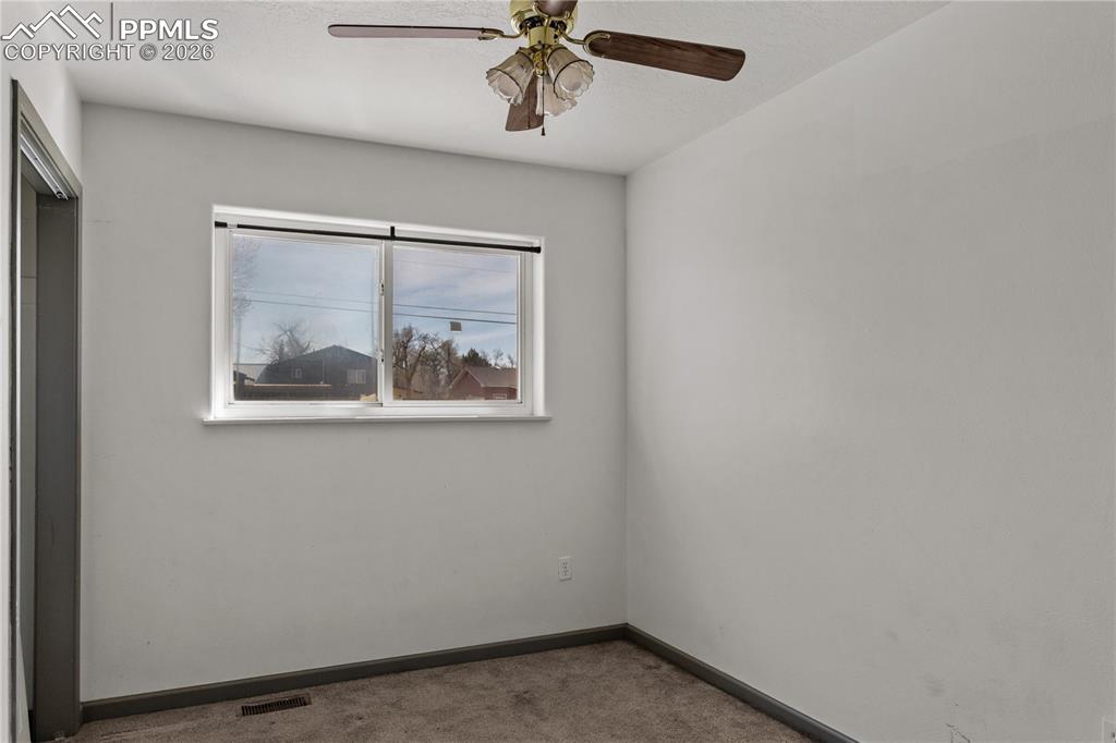 Image 17 of 21: Bedroom