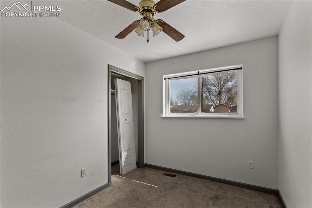 Image 18 of 21: Bedroom