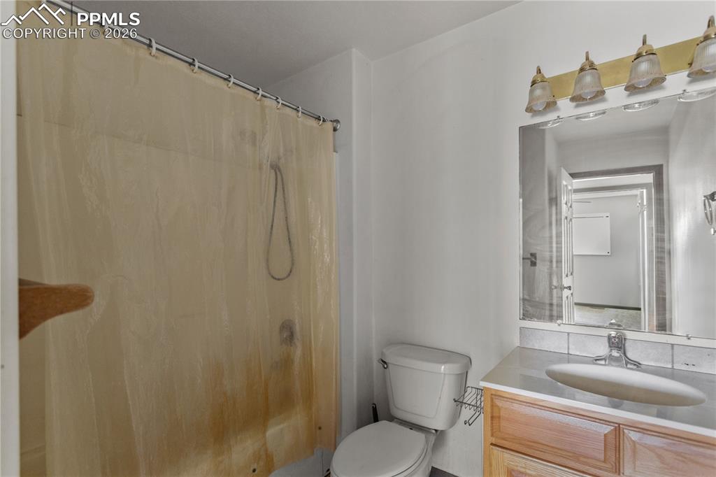 Image 19 of 21: Bathroom