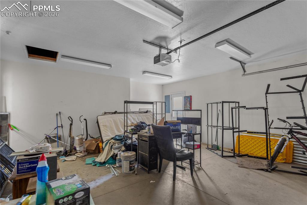 Image 21 of 21: Garage