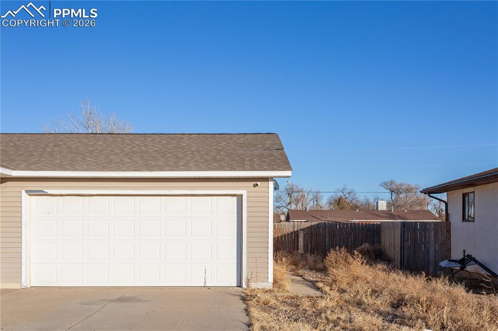 Image 3 of 16: Garage