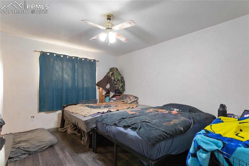 Image 9 of 16: Bedroom