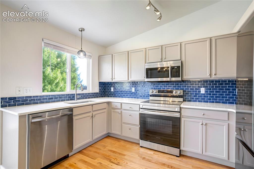 Image 9 of 49: Kitchen