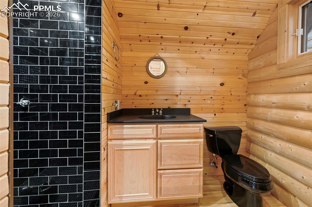 Image 25 of 47: Bathroom