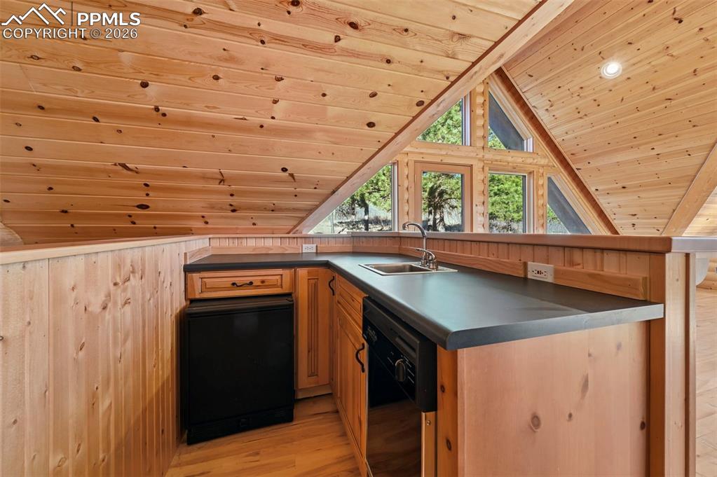 Image 27 of 47: Kitchen