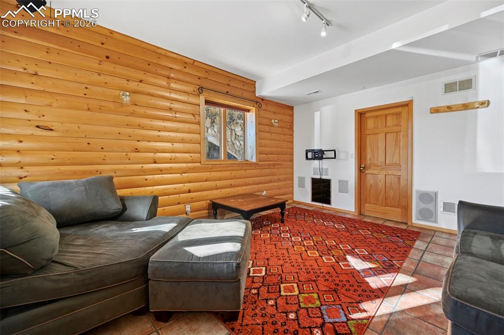 Image 34 of 47: Family Room