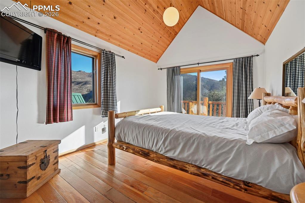 Image 38 of 47: Bedroom