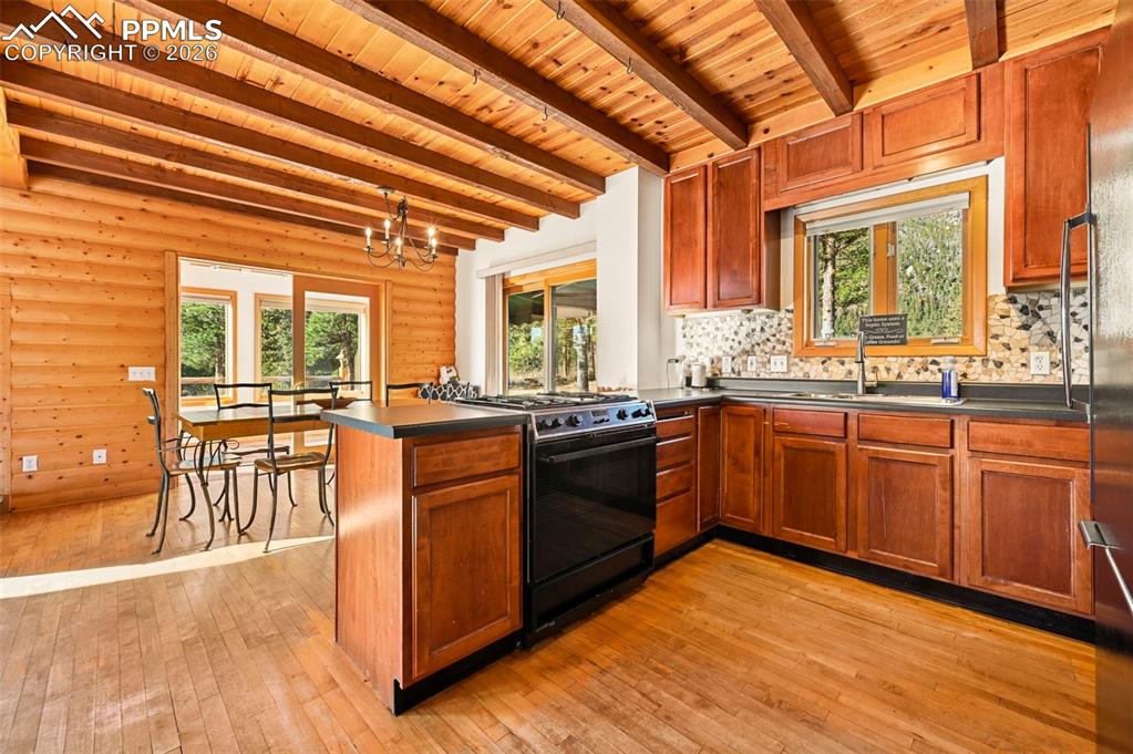 Image 39 of 47: Kitchen