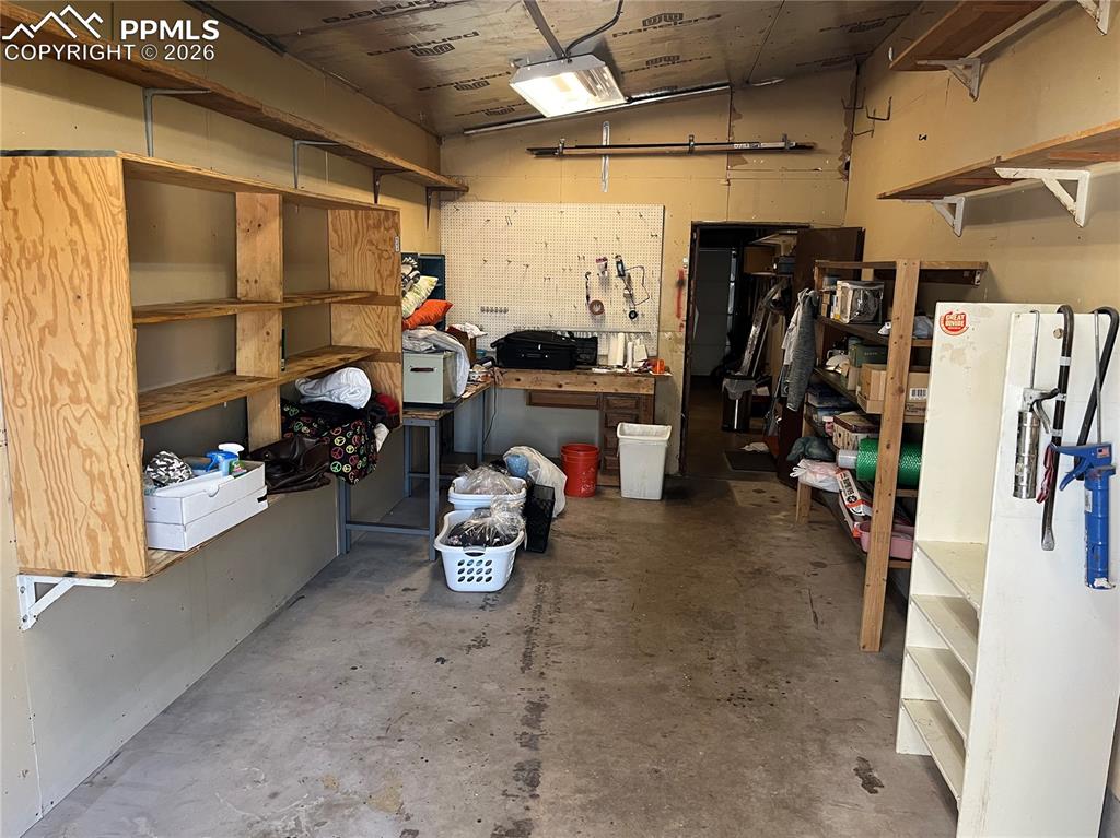 Image 17 of 26: Shop space