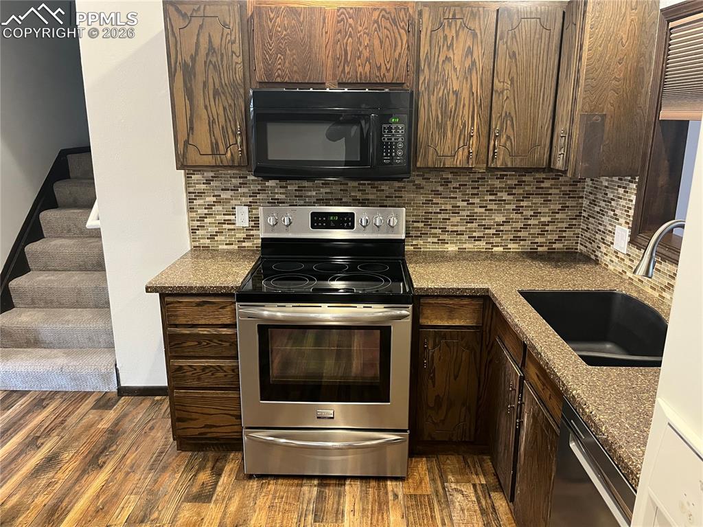 Image 7 of 26: Kitchen