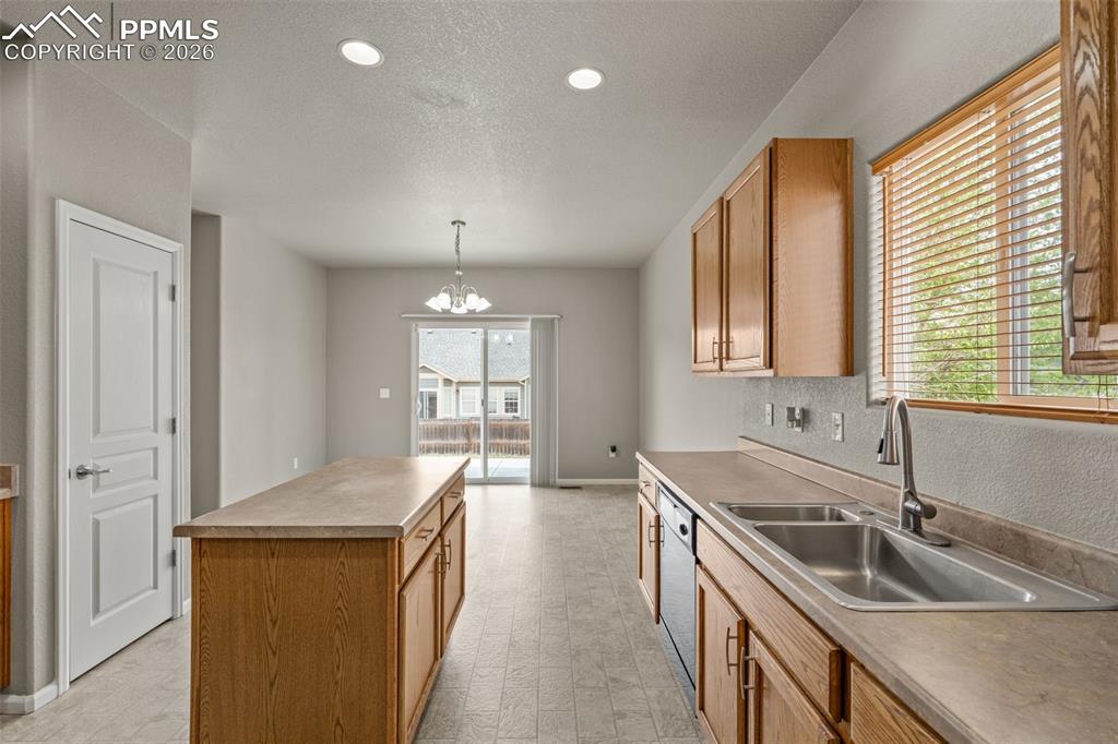 Image 19 of 43: Kitchen