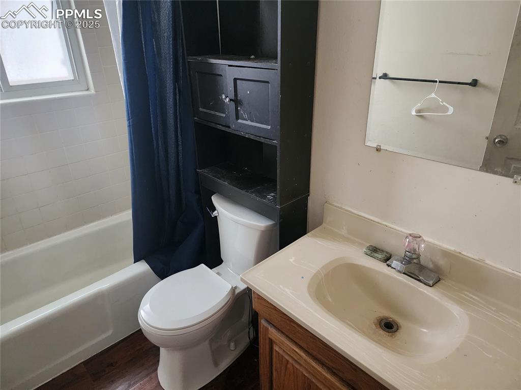 Image 10 of 13: Bathroom