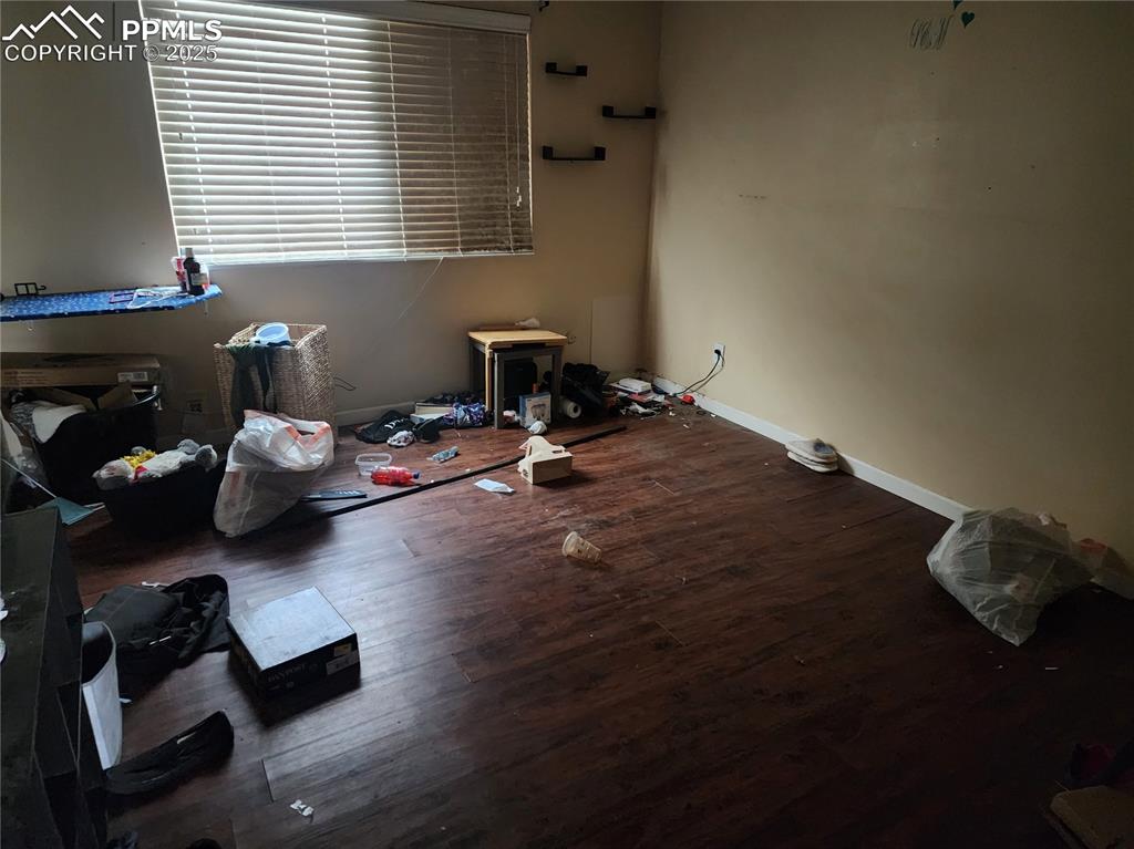 Image 12 of 13: Bedroom