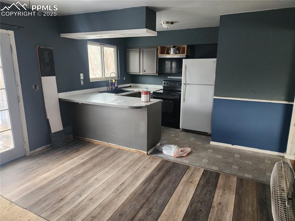 Image 6 of 13: Kitchen