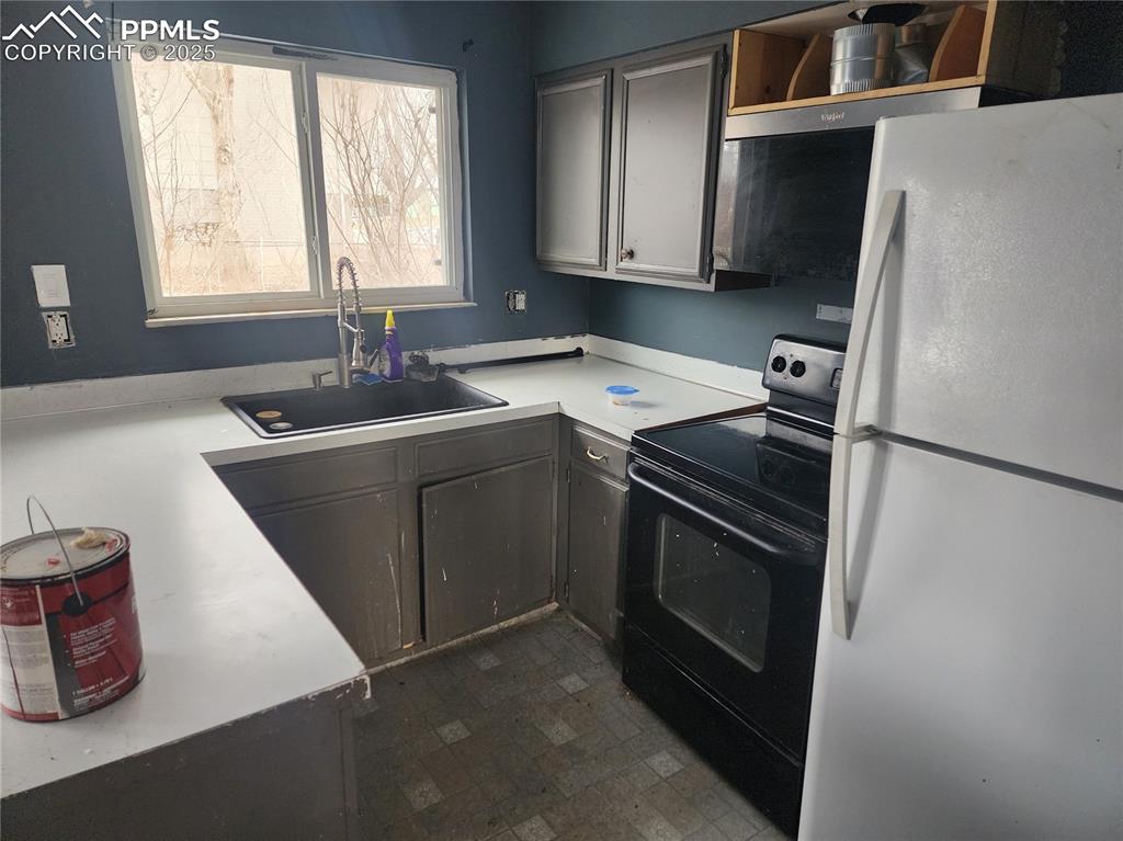 Image 7 of 13: Kitchen