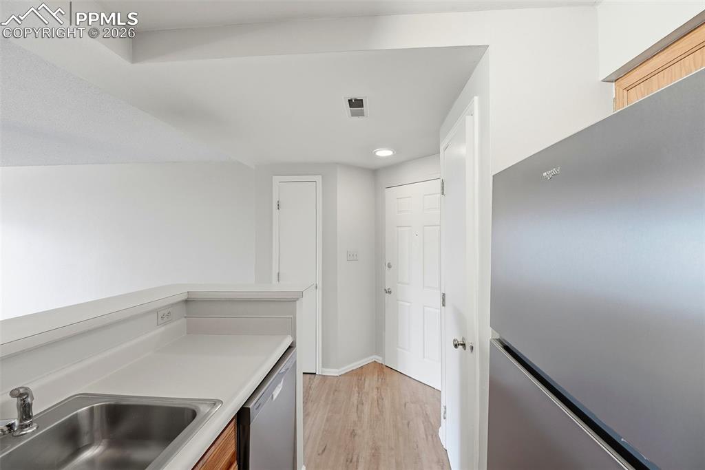 Image 10 of 24: Kitchen